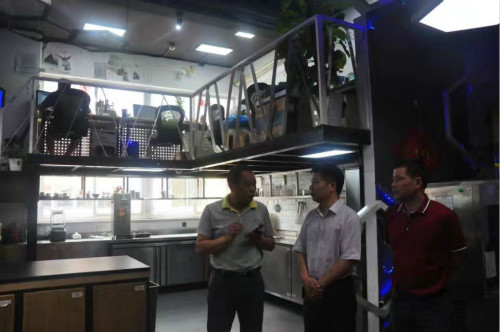 彭总正在介绍博多现在发展情况